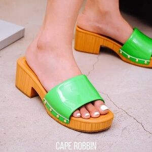 NWT Cape Robbin Retro Lime Green Mules with Wood Look Heel  Size 6
